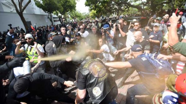 عدة أشخاص غطى الدم وجوههم وإصابات طفيفة 