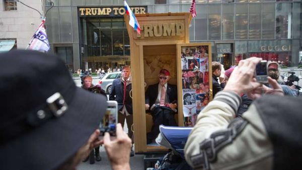  ترامب "ملكاً للحمقى" بالإجماع