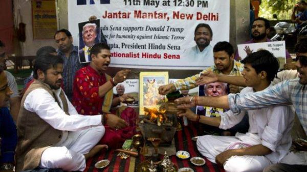 أعضاء الجماعة أوقدوا النار وألقوا فيها بالقرابين تقربا للآلهة في أن تنعم على ترامب بالفوز