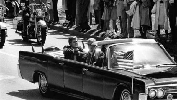 اغتيل كينيدي في 22 نوفمبر/تشرين ثان 1963، و نُسجت كثير من النظريات حول اغتياله 