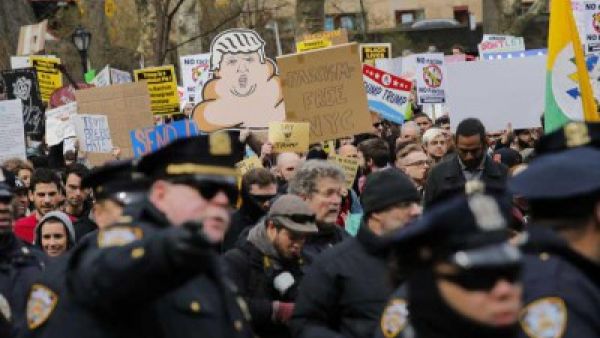 مناهضون لترامب يغلقون طريقا في أريزونا ويتظاهرون في نيويورك