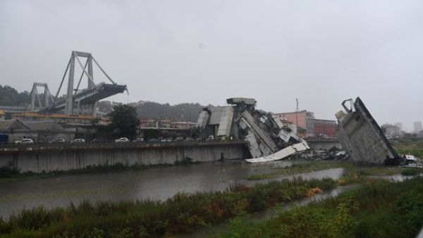 Horrific images of a bridge that collapsed in Genoa, Italy (Twitter)