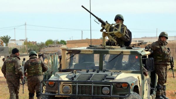 Tunisian special forces patrol in the southern town of Ben Guerdane, near the Libyan border, during clashes with militants on March 8, 2016 a day after the attack on the border town. (AFP/Fathi Nasri)