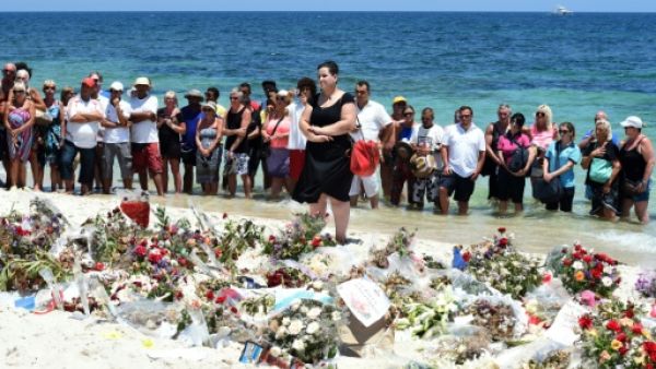 سياح يقفون دقيقة صمت حدادا على ضحايا هجوم سوسة
