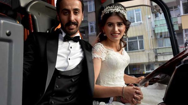 العريس الأردني ليث عزام وعروسته التركية "ملتم كورت" (الأناضول)