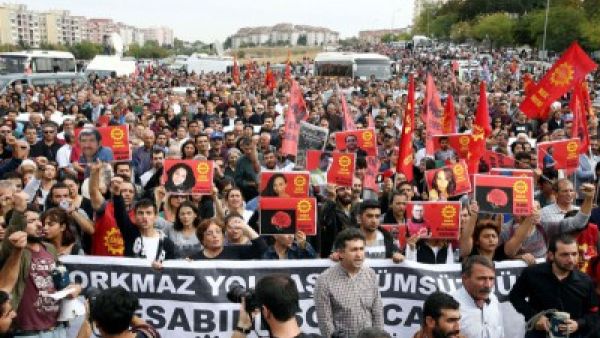 الاف يتظاهرون ضد اردوغان وسط تشييع ضحايا الهجومين
