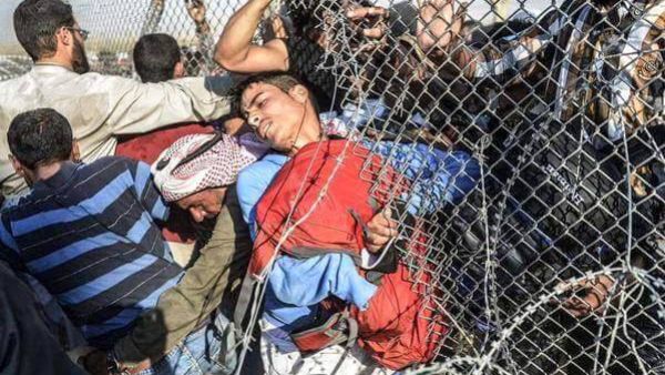 حرس الحدود التركي يستخدم خراطيم المياه لإبعاد اللاجئين السوريين