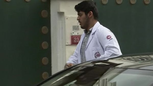 شخص يرتدي معطف أطباء يدخل منزل القنصل السعودي