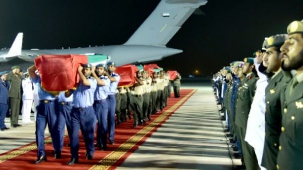 جثامين الجنود الاماراتيين الذين قتلوا في اليمن عند وصولها الى ابوظبي
