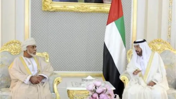 صورة ارشيفية تجمع بين رئيس دولة الامارات الشيخ خليفة بن زايد ال نهيان ( الى اليمين) وسلطان عمان السلطان قابوس بن سعيد 
