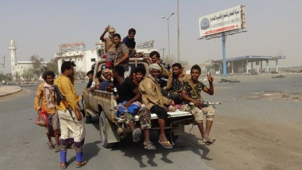 Yemeni pro-government forces gather in the port city of Hodeida on December 17, 2018. A ceasefire in Yemen's battleground port city of Hodeida and its surroundings start on December 18, 2018, officials say, after renewed fighting threatened the hard-won accord struck in Sweden. STRINGER / AFP