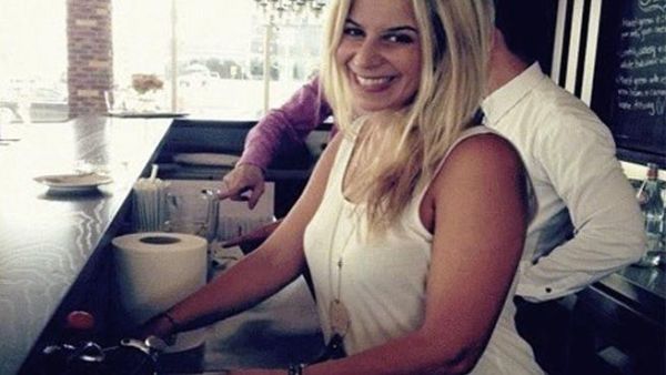 Customer at Fraiche Cafe & Bistro washes her dishes for charity (image: Facebook)