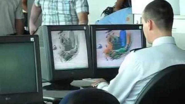 A special device helped capture the man carrying 1.7 kilograms of cocaine in his intestines. (screenshot)
