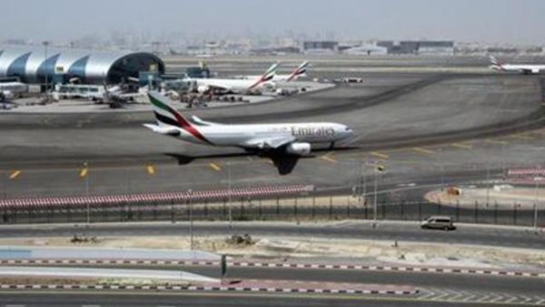 طائرة تابعة لطيران الامارات في مطار دبي الدولي
