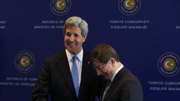وزير الخارجية الامريكي جون كيري مع نظيره التركي داود اوغلو
