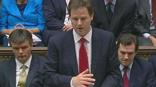 نائب رئيس الوزراء البريطاني نيك كليج (في المنتصف) لدى حديثه في البرلمان