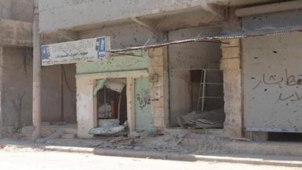 آثار القصف واضحة في شارع بمنطقة قريبة من حمص 
