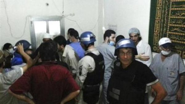 مفتشو الاسلحة التابعون للامم المتحدة اثناء زيارة مستشفى في ضاحية بدمشق
