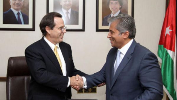 Planning and International Cooperation Minister Jafar Hassan (right) shakes hands with US Ambassador to Jordan Stuart Jones on Tuesday after signing a $100 million grant agreement (Photo courtesy of Ministry of Planning)