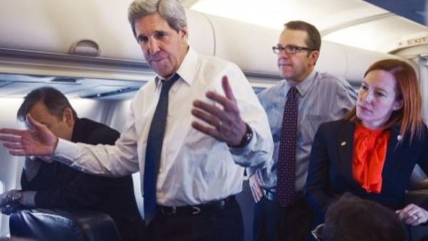 كيري يتحدث الى الصحفيين المرافقين له على متن طائرته خلال رحلته لطوكيو/أ.ف.ب