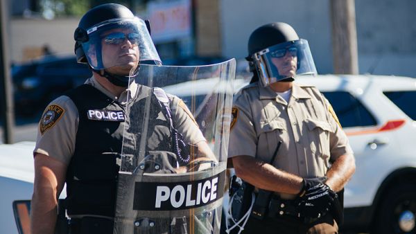  القبض على 4 متظاهرين واصابة بعض ضباط الشرطة بجروح طفيفة