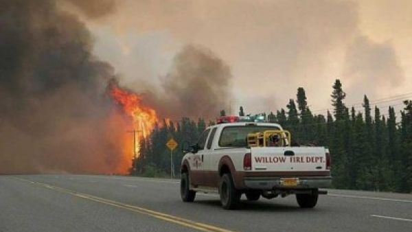 المئات في آلاسكا يغادرون منازلهم بسبب الحرائق