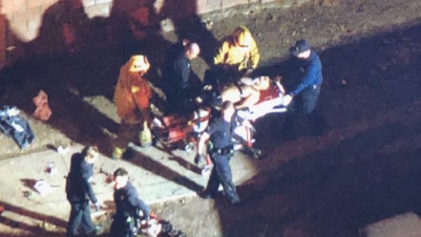 رجل مسلح يهاجم بآلة حادة مواطنين عزل في جادة كانوجا بارك في لوس أنجلوس