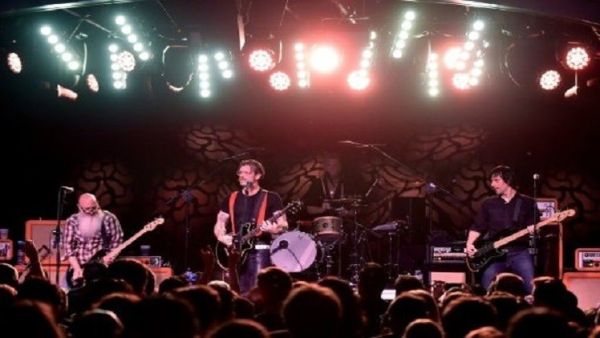 فرقة "إيغلز أوف ديث ميتال" التي كانت تحيي حفلا في مسرح باتاكلان في باريس