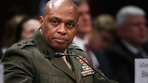 الجنرال فنسنت ستيوارت مدير وكالة المخابرات العسكرية الأمريكية