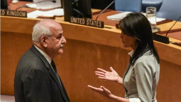 السفير الفلسطيني لدى الأمم المتحدة، رياض منصور، والمندوبة الأمريكية لدى المنظمة الدولية السفيرة نيكي هايلي