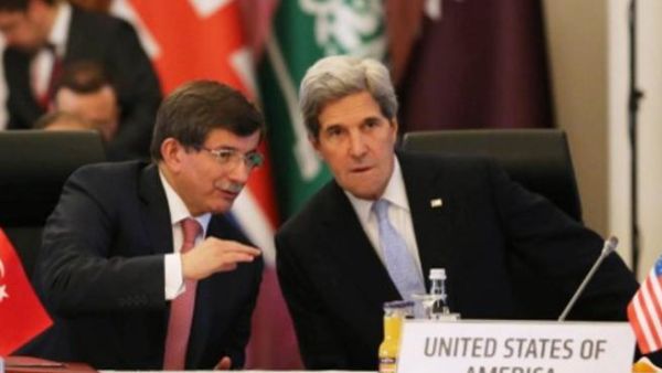 وزيرا خارجية الولايات المتحدة جون كيري وتركيا احمد داود اوغلو خلال مؤتمر اصدقاء سوريا في اسطنبول/أ.ف.ب