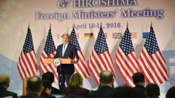  وزير الخارجية الاميركي جون كيري خلال زيارة تاريخية لهيروشيما