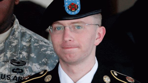 الجندي الأمريكي برادلي مانينغ، المدان بتقديم وثائق سرية إلى موقع (ويكيليكس) الإلكتروني