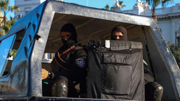 عنصران من الأمن المصري