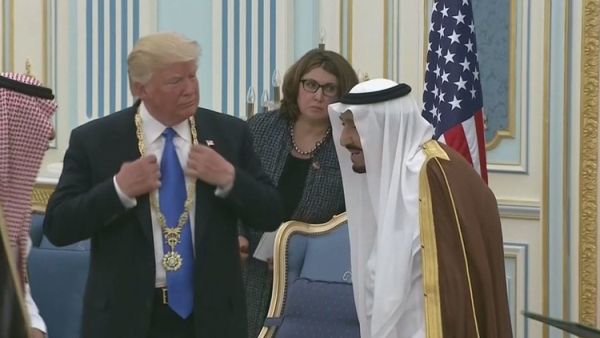 الملك السعودي يقلد الرئيس الأمريكي ترامب، وسام الملك عبد العزيز