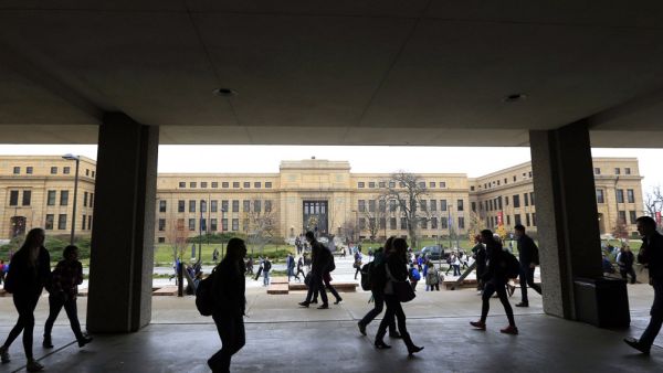 عشرات الولايات الأميركية اختارت السماح بحيازة الأسلحة في الجامعات.