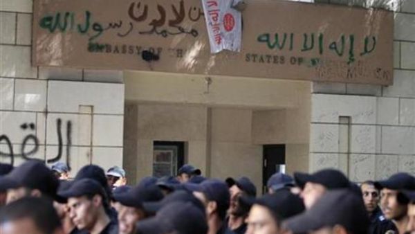 أفراد من قوات الأمن المصرية أمام مدخل السفارة الأمريكية بالقاهرة حيث يحتشد محتجون يوم الأربعاء
 أفراد من قوات الأمن المصرية أمام مدخل السفارة الأمريكية بالقاهرة حيث يحتشد محتجون يوم الأربعاء