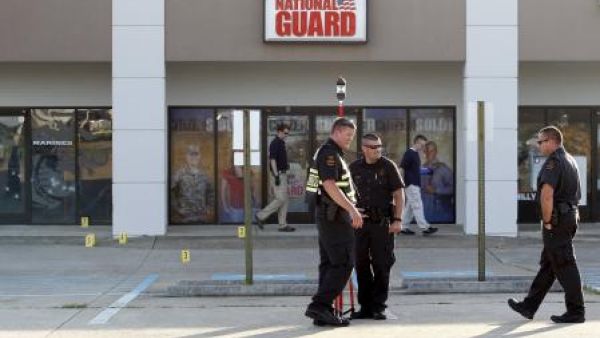 ضباط من مكتب التحقيقات الاتحادي والشرطة المحلية يعملون عند مركز تجنيد عسكري مشترك في تشاتانوجا في ولاية تنيسي الأمريكية يوم الخميس
