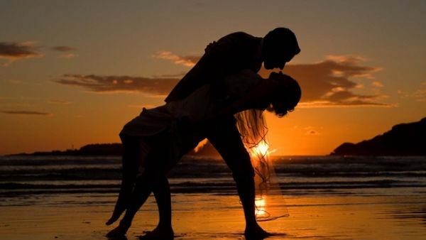  لكل العاشقين: استمعوا لهذه الاغاني في عيد الحب!  