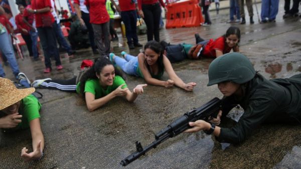 الفنزويليون يتعلمون إطلاق النار والقتال لمواجهة "التهديد" الأمريكي
