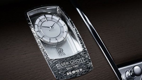 A solid sterling-silver Spirit of Ecstasy, the muse that has guided motor cars created by the marque since 1911, hints at the pioneering heritage of this motor car’s forebear. 