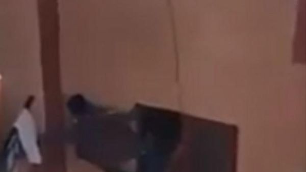 مصرية تتجرد من أمومتها وتعلق ابنها بنافذة من أجل "مفتاح".. فيديو صادم!
