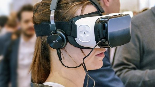 Augmented reality is gaining traction at companies seeking to improve customer service. (Pixabay)