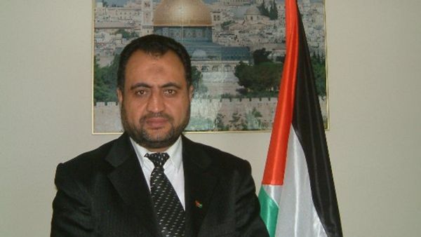 تداول ناشطون تسجيلا مصورا يظهر جنود الاحتلال وهم يقتادون القيادي قبها معصوب العينين 