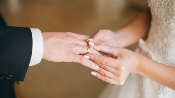 الزواج المستقر يحسن فرص البقاء على قيد الحياة