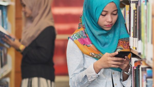 A new research has revealed that users in the MENA region spend an extra 57.6 million hours on Facebook during Ramadan. (Shutterstock)