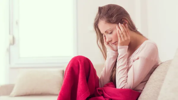 من أعراض الدورة الشهرية الشعور بصداع قوي، وأوجاع في الرأس.

