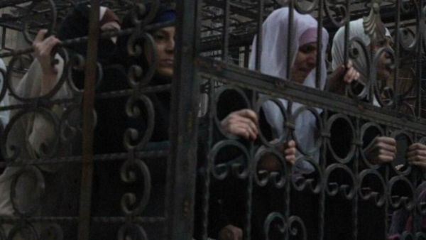 Reports say dozens of cages carrying Alawite army officers and their wives were seen in Eastern Ghouta. (Twitter)