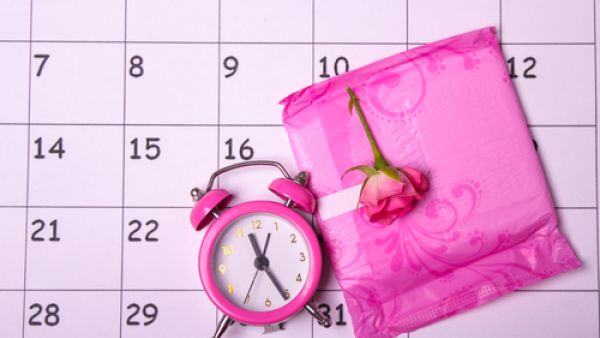 من أعراض احتباس الدورة الشهريِّة الصّداع، واضطراب في ضغط الدّم،