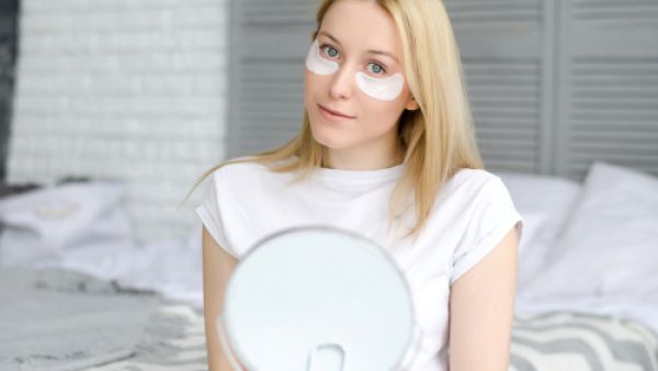 لتجنب السواد تحت العينين الإكثار من تناول الخضروات، والفواكه